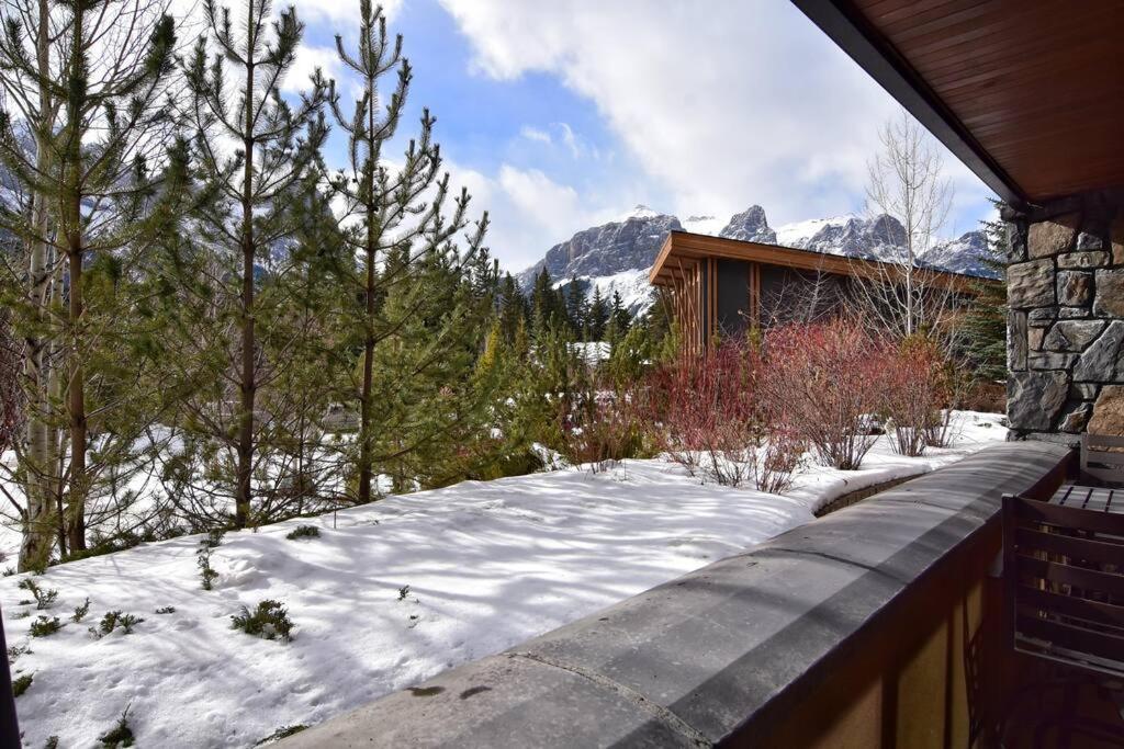 Luxurious Rundle Cliffs Lodge In Spring Creek Canmore Eksteriør billede