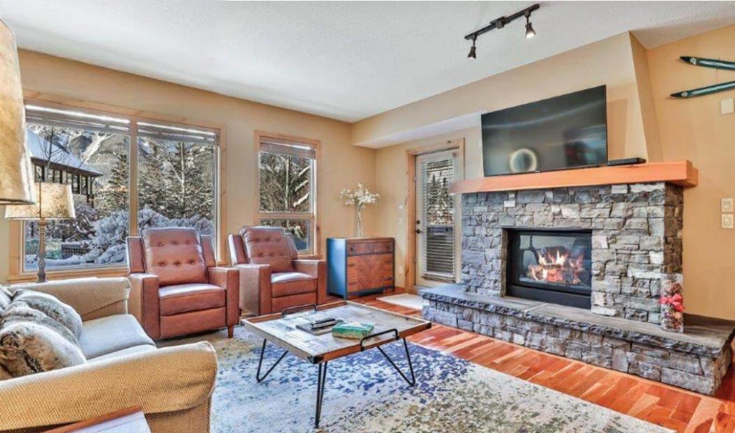 Luxurious Rundle Cliffs Lodge In Spring Creek Canmore Eksteriør billede