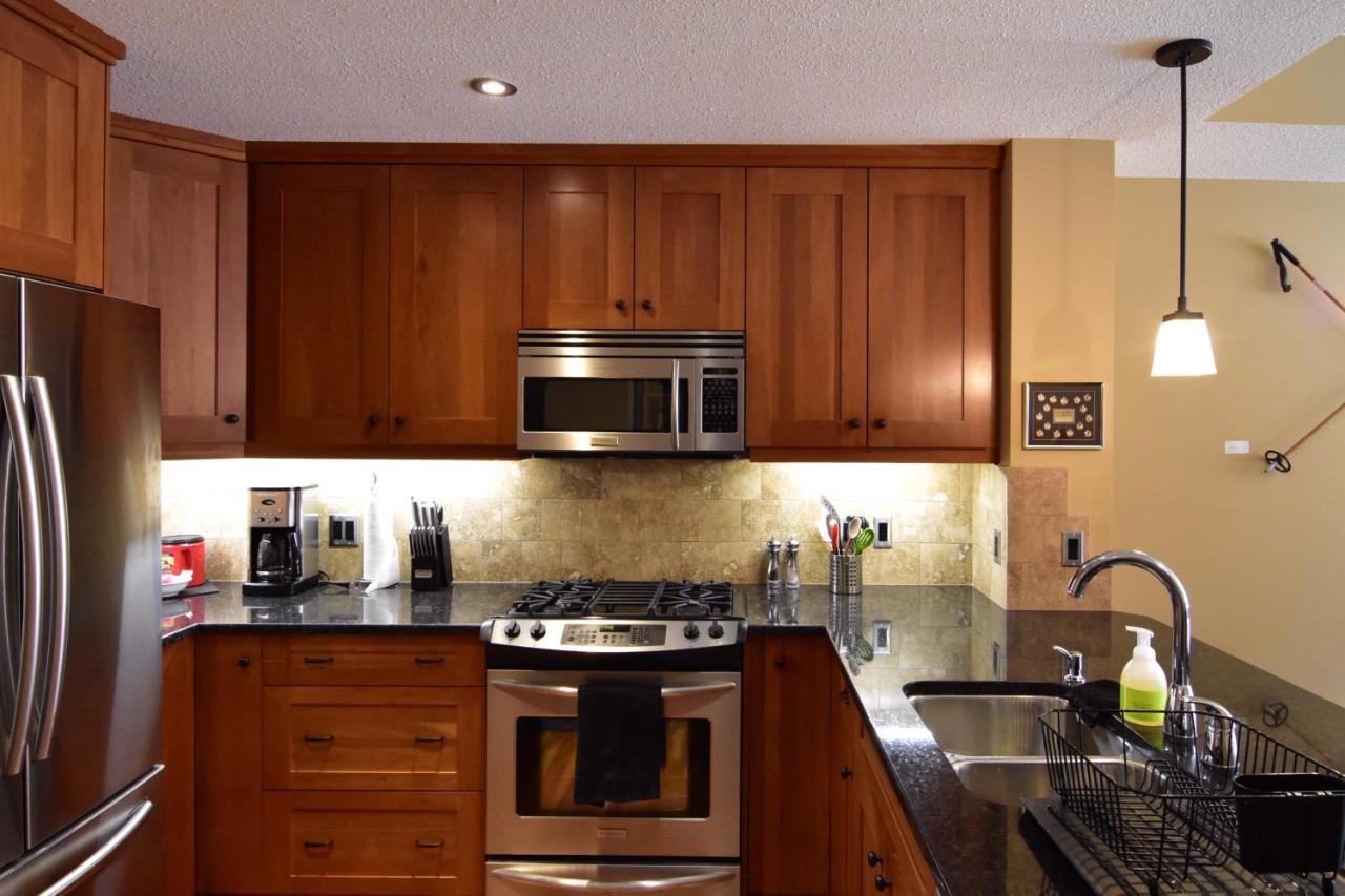 Luxurious Rundle Cliffs Lodge In Spring Creek Canmore Eksteriør billede