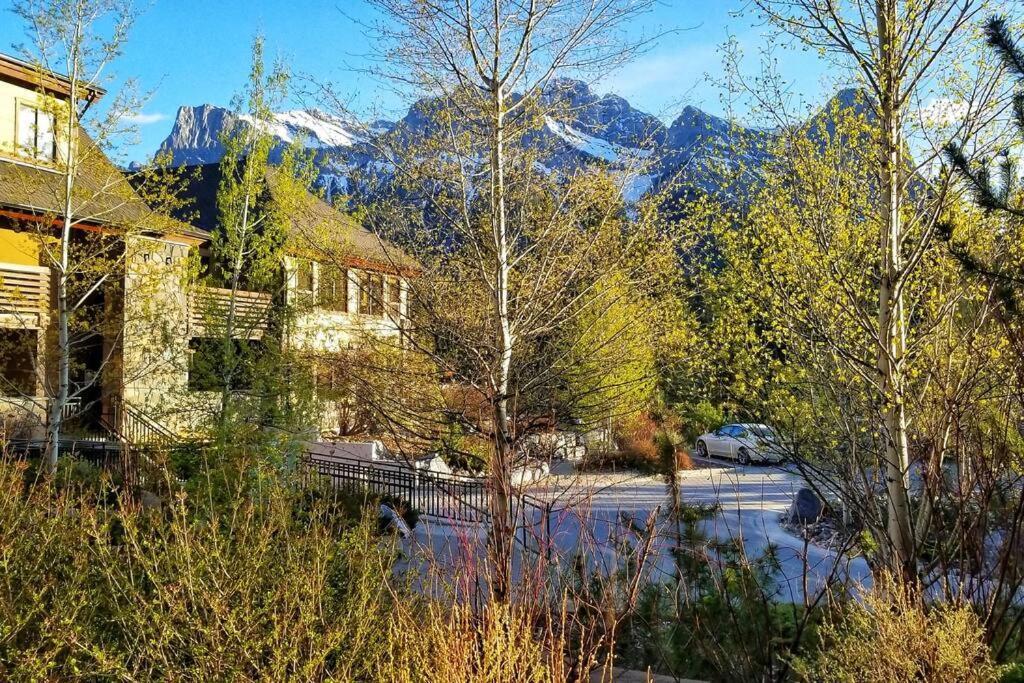 Luxurious Rundle Cliffs Lodge In Spring Creek Canmore Eksteriør billede