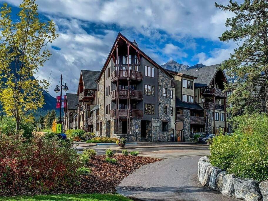 Luxurious Rundle Cliffs Lodge In Spring Creek Canmore Eksteriør billede