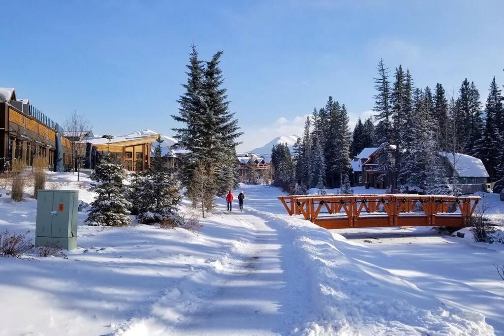 Luxurious Rundle Cliffs Lodge In Spring Creek Canmore Eksteriør billede