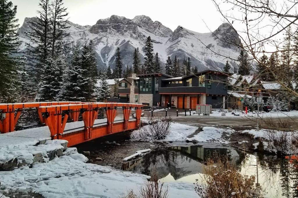 Luxurious Rundle Cliffs Lodge In Spring Creek Canmore Eksteriør billede