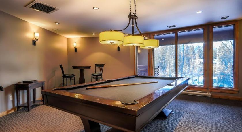 Luxurious Rundle Cliffs Lodge In Spring Creek Canmore Eksteriør billede