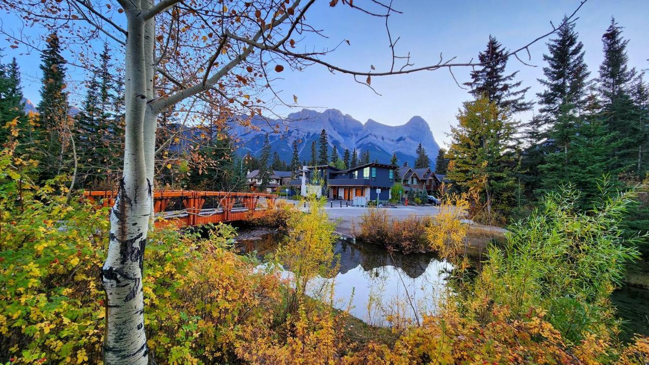 Luxurious Rundle Cliffs Lodge In Spring Creek Canmore Eksteriør billede